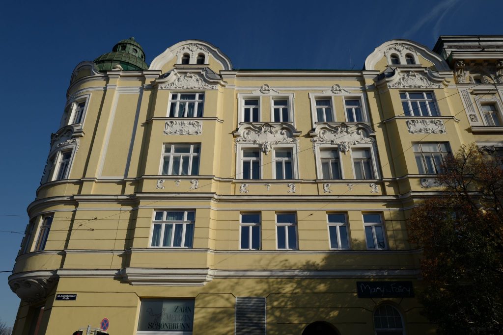 Die Front eines historischen mehrstöckigen Gebäudes