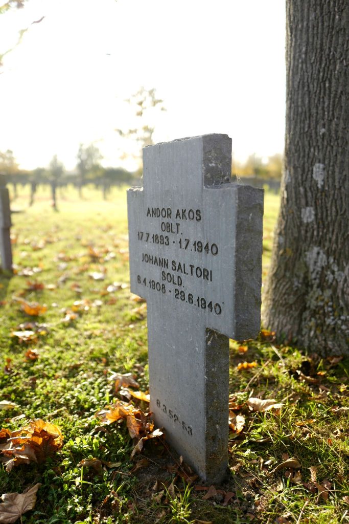 Nahaufnahme des kreuzförmigen Grabsteins