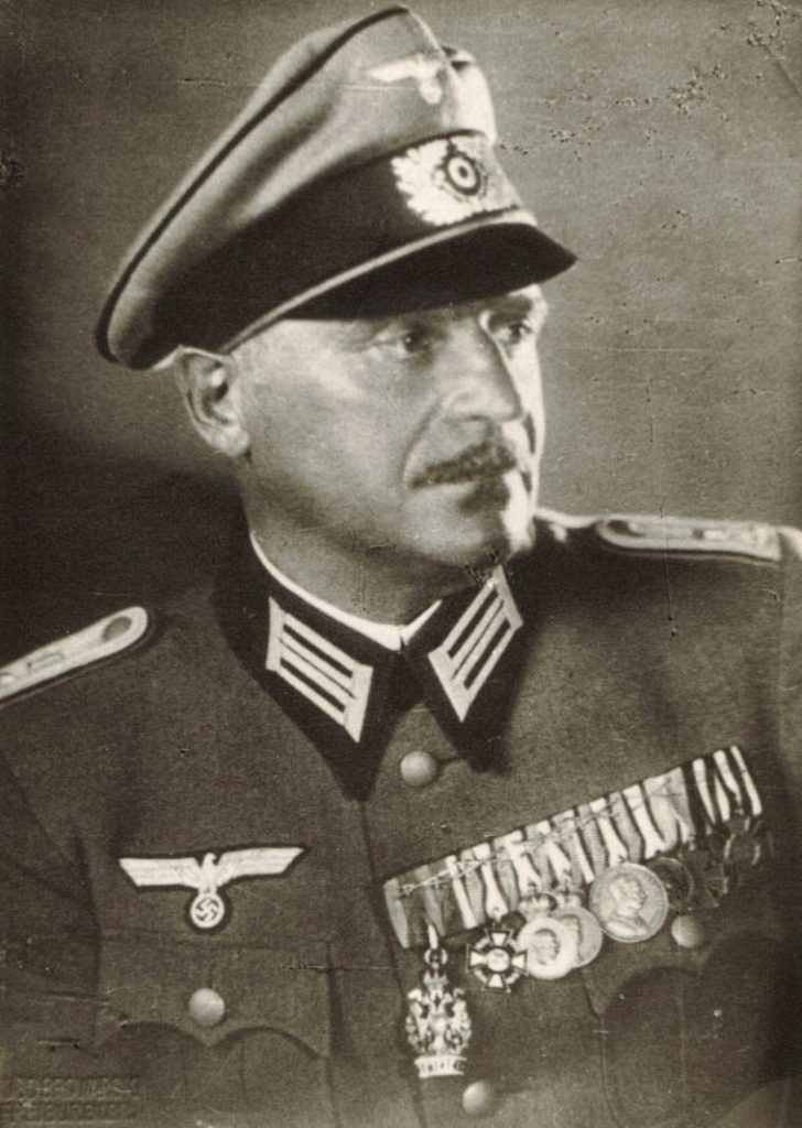 Ákos' Uniform geschmückt mit militärischen Auszeichnungen und einem Hakenkreuz samt Reichsadler