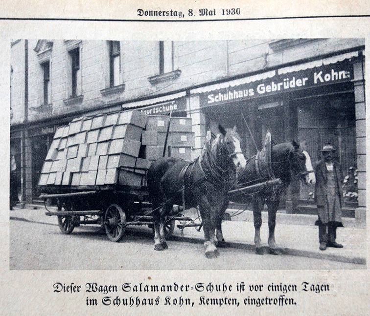 Kutsche voll mit Schuhkartons vor dem Schuhhaus Gebrüder Kohn