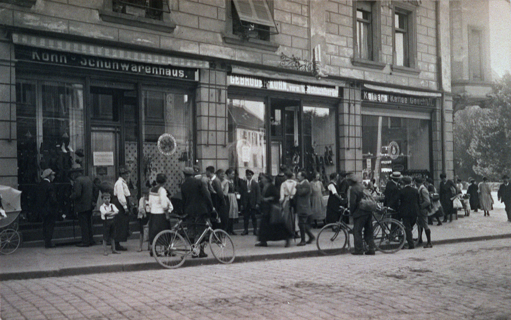 Kleine Menschenmenge vor dem Schuhwarenhaus in der Klostersteige