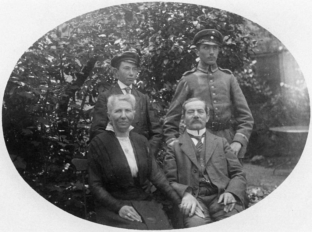 Foto von Julie und Samuel Walter, sowie ihren Söhnen Anton und Siegfried